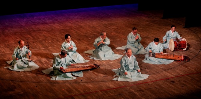 크라운해태제과가 주최한 한국의풍류 몽골공연에서 양주풍류악회 국악명인들이 가곡 언락 편락 공연을 선보이고 있다. 사진=크라운해태제과