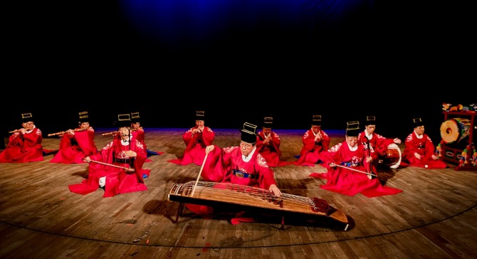 크라운해태제과가 주최한 한국의풍류 몽골공연에서 양주풍류악회 국악명인들이 수제천을 연주하고 있다. 사진=크라운해태제과