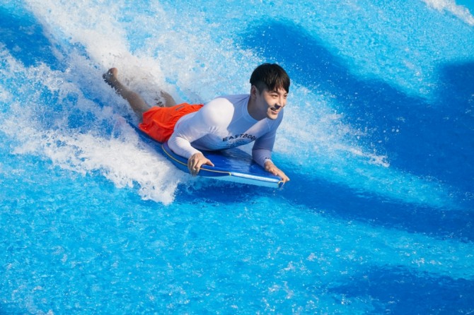 에버랜드의 캐리비안 베이가 본격적인 가동에 들어갔다. 사진은 '서핑라이드'를 즐기는 이용객의 모습. 사진=에버랜드