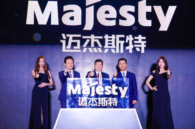 금호타이어(대표 전대진)는 지난 19일 중국 남경에서 중국내 딜러들을(대리점주) 대상으로 가진 '2019 금호타이어 신제품 설명회'에서 프리미엄 컴포트 타이어 '마제스티9(Majesty9) SOLUS TA93'을 비롯한 중국형 신제품 4종을 공개했다. /금호타이어=제공