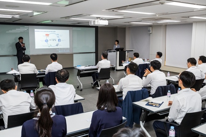 광주은행(은행장 송종욱)은 최근 은행 본점에서 비대면 채널 활성화 방안 아이디어 공모전 최종 발표회를 진행했다. /광주은행=제공