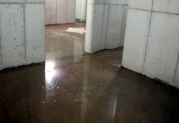 누수로 인해 지하에 빗물이 고여있는 구미의 한 아파트 현장. 사진=뉴시스