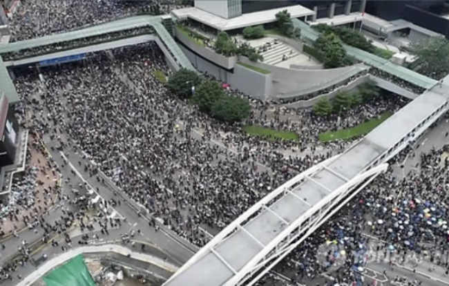 사진은 지난 16일 200만 명이 모인 홍콩의 대규모 반정부 시위대 모습.