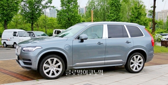 올해 출시된 볼보 XC90 T8.