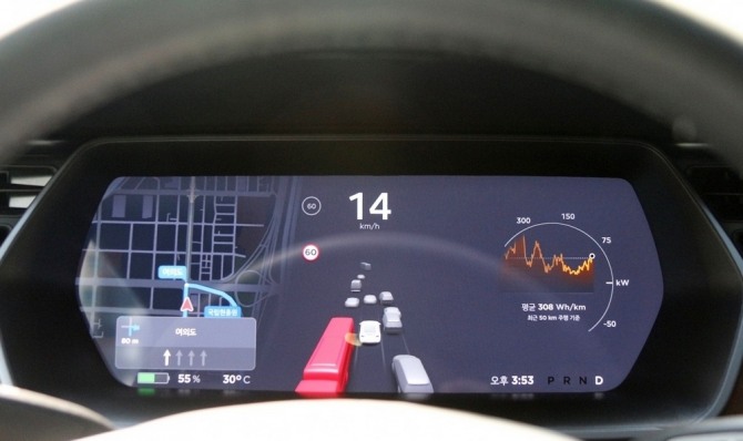 모델X 100D의 계기판은 주변을 달리고 있는 차량 등 실시간 도로 상황을 보여준다. 사진=정남 기자