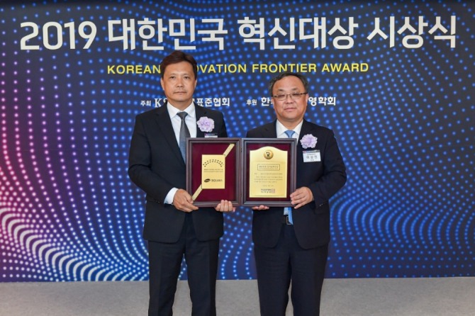 청호나이스가 19년 연속 '대한민국 신기술 혁신상'을 수상했다. 사진은 오정원 청호나이스 부사장(왼쪽)이 이상진 한국표준협회 회장(오른쪽)으로부터 수상하고 있는 모습.  사진=청호나이스