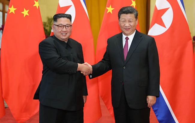 시진핑 중국 국가주석(오른쪽)과 김정은 북한 국무위원장(왼쪽)이 정상회담에 앞서 악수를 교환하고 있다.