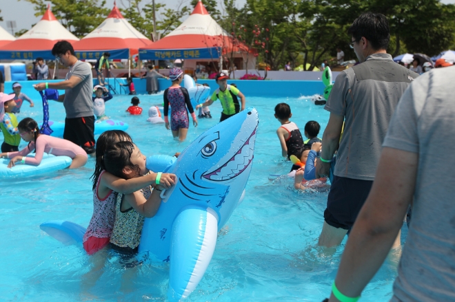 렛츠런파크 워터파크에서 물놀이는 즐기는 어린이들의 모습. 사진=한국마사회