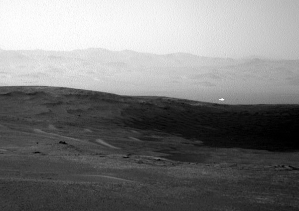 화성 탐사로봇 큐리오시티가 화성의 언덕 위를 낮게 날고 있는 것처럼 보이는 빛현상을 촬영했다. 나사는 빛이라고 주장하지만 회의론자들은 UFO로 보고 있다. (사진=나사,제트추진연구소)