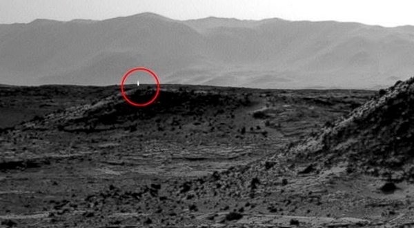 화성에서 새로이 발견된 수상한 빛의 정체는 지난 2014년(사진)에 이어 두번째지만 그 정체는 아직 밝혀지지 않고 있다. 태양빛이 반사된 점이라는 나사의 주장과 UFO라는 주장이 대립되고 있다.(사진=나사,제트추진연구소)