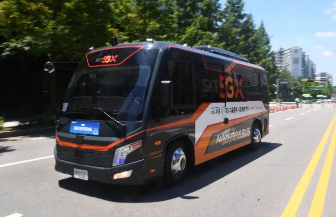 5G 기술이 적용된 자율주행 버스가 도로를 주행하고 있다. 사진=뉴시스