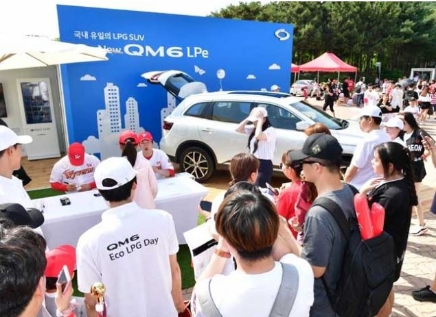 르노삼성은 인천 SK행복드림구장에서 국내 유일의 LPG SUV 신형 QM6 LPe를 전시했다. 사진=르노삼성