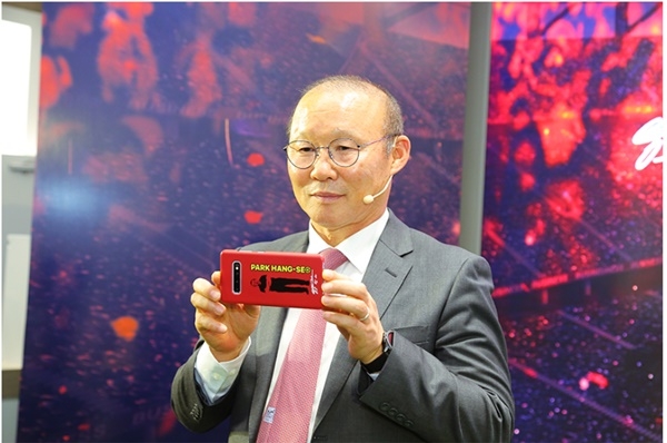 베트남 축구대표팀 박항서 감독이 '갤럭시 S10+ 박항서 에디션'을 소개하고 있다.(사진=삼성전자)