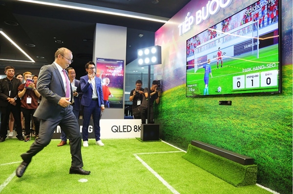 베트남 축구대표팀 박항서 감독이 현지 팬들과 함께 가상 패널티킥 게임에 참여하고 있다.(사진=삼성전자)