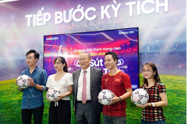 베트남 축구대표팀 박항서 감독이 현지 팬들에게 친필 사인 축구공을 선물하고 기념 촬영을 하고 있다.(사진=삼성전자)