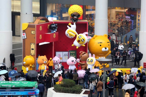 지난 3월 중국 상하이 난징동루 보행자거리 앞 스마오 광장에서 카카오프렌즈 팝업 전시가 열려 많은 방문객이 찾았다. (사진=뉴시스)