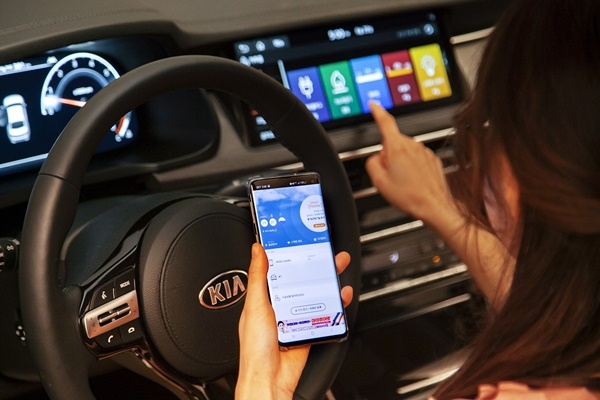 SK텔레콤은 24일 출시된 기아자동차 신차 K7 프리미어 모델에 자동차에서 홈IoT 기기를 원격 제어하는 카투홈 서비스(사진)와 집이나 사무실에서 자동차의 기능을 제어하는 홈투카 서비스를 탑재했다고 24일 밝혔다.(사진=SK텔레콤)