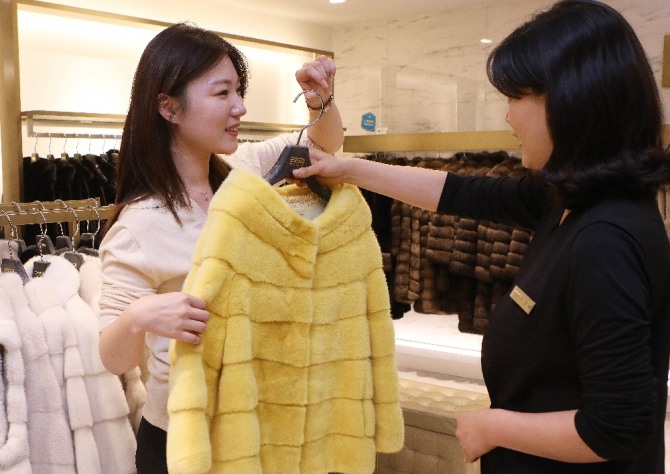 여성고객들이 롯데백화점 역시즌 매장에서 모피 상품을 살펴보고 있다. 사진=롯데쇼핑