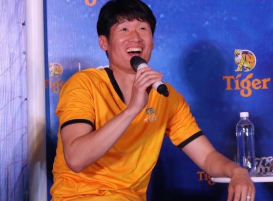 베트남에서 '한국 축구의 전설'로 대접을 받은 박지성 선수.