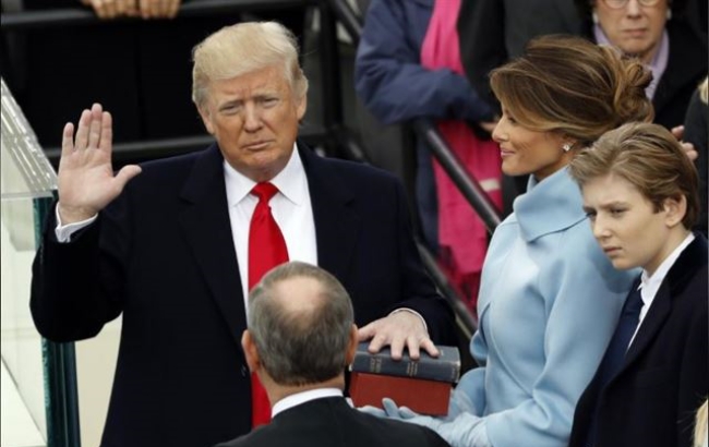 사진은 도널드 트럼프(왼쪽) 미국 대통령이 워싱턴 국회의사당에서 성경에 손을 얹고 대통령 취임 선서를 하고 있는 모습.
