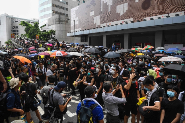 사진은 홍콩 경찰본부 앞에 모여든 '범죄인 인도' 조례개정 반대 시위대.