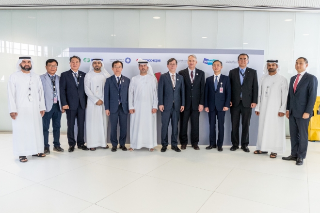 한국수력원자력 정재훈 사장(왼쪽에서 7번째)과 나와에너지 마크 레드먼 CEO(왼쪽에서 8번째)가 'UAE원전 정비사업계약'을 체결한 후 단체기념사진을 찍고 있다. 사진=한국수력원자력 