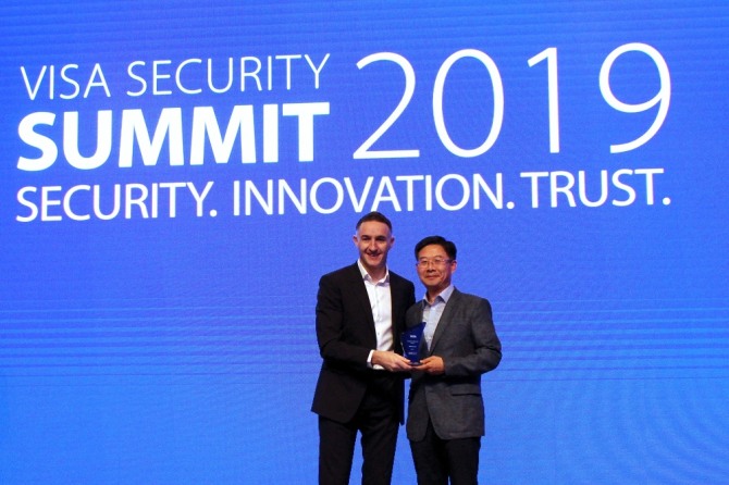 신한카드가 지난 20일 중국 상해에서 열린 ‘비자 시큐리티 서밋(VISA Security Summit) 2019’에서 FDS(이상금융거래 탐지시스템)의 우수성을 인정받아 ‘챔피언 시큐리티 어워드(Champion Security Award)’를 수상하고 기념 촬영을 하고 있다. 조 커닝햄(Joe Cunningham) 비자 아시아-태평양 리스크 총괄 부사장(왼쪽)과 송주영 신한카드 리스크관리본부 상무.(사진=신한카드) 