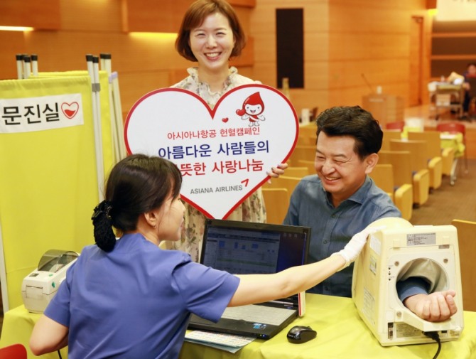 25일 강서구 아시아나항공 본사에서 진행된 헌혈 캠페인에 안병석 아시아나항공 경영관리본부장(오른쪽 첫 번째)이 헌혈에 동참하고 있다. 사진=아시아나항공 