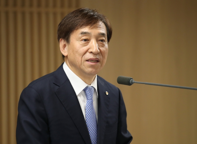 이주열 한국은행 총재가 25일 한은 본관에서 열린 오찬간담회에서 기자들의 질문에 답변하고 있다. 사진=한국은행