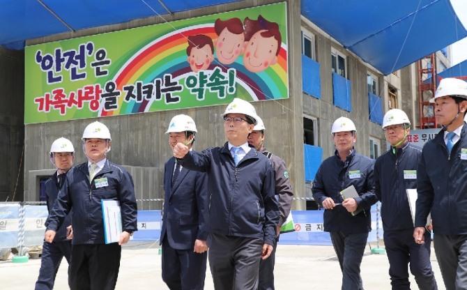변창흠(오른쪽 4번째) 한국토지주택공사(LH) 사장이 지난 5월 8일 세종 행복도시에 위치한 공공주택 건설현장을 방문해 관계자들과 현장 안전점검을 실시하고 있다. 사진=LH