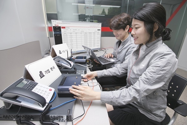 KT 연구원들이 서울 서초구 우면동에 위치한 융합기술원에서 기업 전용회선 장애발생 시 5G 네트워크 전환과 관련한 테스트를 진행하고 있다. (사진=KT)