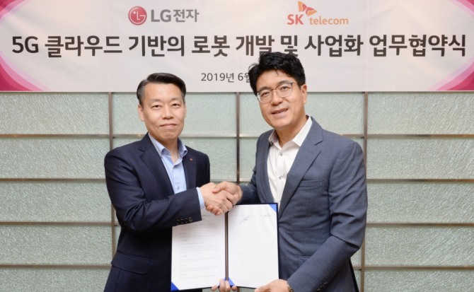 국내 가전업계 영원한 맞수인 삼성.LG전자가 5G 성장 동력 확보를 위해 잇따라 국내‧외 이동통신사와의 협력에 나서고 있어 관심이 집중되고 있다. 사진은 지난 25일 서울 금천구 가산R&D캠퍼스에서 LG전자 노진서 로봇사업센터장(왼쪽), SK텔레콤 박진효 ICT기술센터장이 공동 연구개발을 위한 양해각서(MOU)를 체결한 뒤 악수하고 있는 모습. 사진=LG전자 