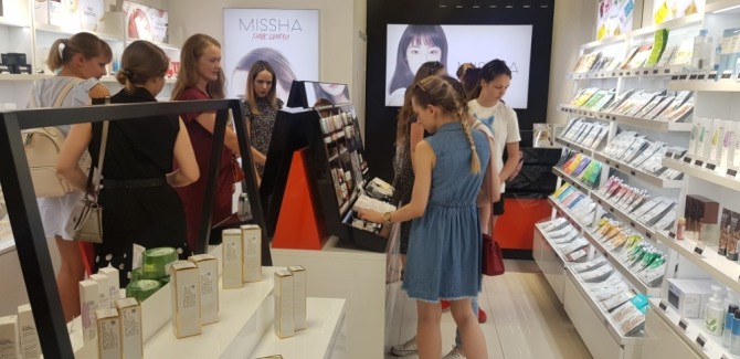 벨라루스 미샤 5호 모모(MOMO) 쇼핑몰점에서 현지 고객들이 상품을 살펴보고 있다. 사진=에이블씨엔씨