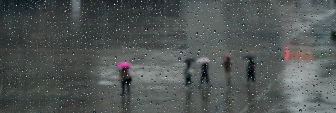부산지역에 올해 첫 장맛비가 내린 26일 오후 해운대구 벡스코 야외광장을 찾은 시민들이 우산을 쓴 채 걸어가고 있다. 