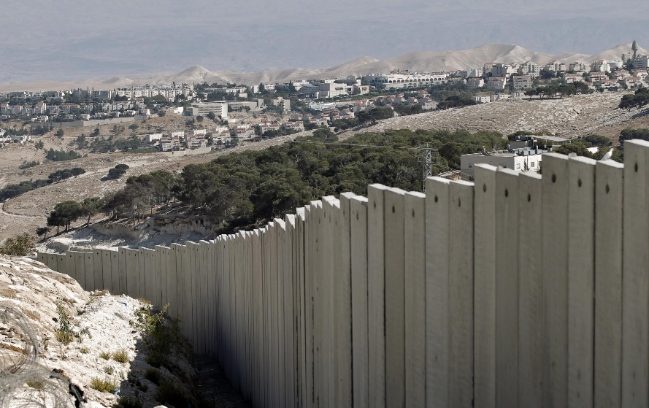 이스라엘과 팔레스타인 지역을 가로지르고 있는 동 예루살렘의 장벽.