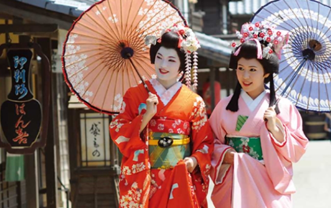 일본이 자랑스러워 하는 전통복장 '기모노'를 입은 여성들의 모습'