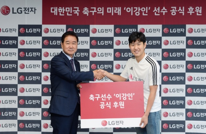 최상규 LG전자 한국영업본부장(사장·왼쪽)과 이강인 축구 국가대표팀 선수가 26일 서울 여의도 LG트윈타워에서 이강인 선수 공식 후원 조인식을 가진 후 기념촬영을 하고 있다 사진=LG전자 