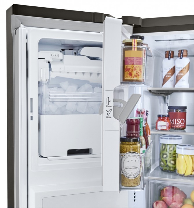 LG전자는 최근 미국 가전업체 GE어플라이언스(GE Appliance)와 프리미엄 냉장고 '얼음정수기냉장고'의 핵심특허 라이센싱을 체결했다. 사진은 도어제빙기능이 탑재된 LG전자 얼음정수기 냉장고 사진=LG전자