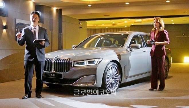 BMW 코리아 관계자들이 질의 응답 형식으로 신형 7시리즈를 소개하고 있다,