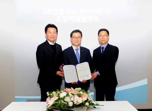 SK건설은 지난 3월 21일 서울 종로구 관훈동 본사에서 ‘공정거래 협약식 및 행복날개협의회 정기총회’를 열었다. 임영문 SK건설 경영지원담당사장(가운데), 강재영 동반성장위원회 운영국장(오른쪽), 이재림 행복날개협의회 회장(왼쪽)이 공정거래 표준 협약서를 들고 기념사진을 찍고 있다. 사진=SK건설