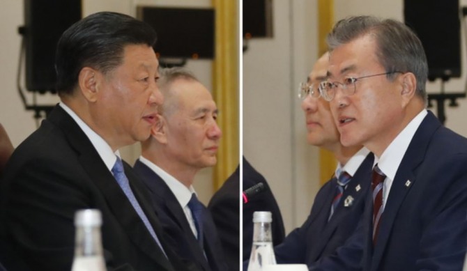 한-중 정상회담이 열린 27일 일본 오사카시 웨스틴 호텔에서 문재인 대통령과 시진핑 중국 국가주석이 인사말을 하고 있다. 사진=뉴시스