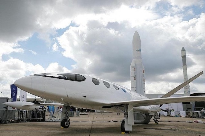 지난 17일부터 개최된 '2019 파리 에어쇼'에서 공개된 세계 최초의 100% 전기비행기 '엘리스'.  사진=로이터통신