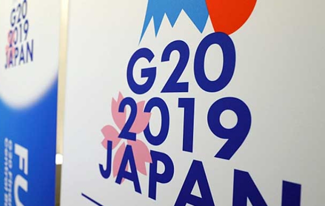 사진은 28일 개막된 G20 정상회의 엠블럼과 로고가 인쇄된 안내 간판.