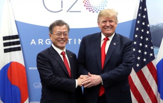 28일 일본 오사카 G20 정상회의에서 만난 문재인 대통령(왼쪽)과 트럼프 미국 대통령(오른쪽) 반가운 악수를 나누고 있다.