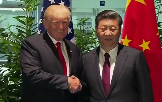 트럼프 미국 대통령(왼쪽)과 시진핑 중국 국가주석(오른쪽)이 28일 오사카 G20 정상회의에서 만나 악수를 하고 있다.