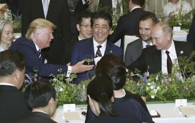 G20 만찬에서 푸틴 러시아 대통령(오른쪽)이 자신의 머그잔으로 트럼프 미국 대통령(왼쪽)과 건배를 하고 있는 모습.
