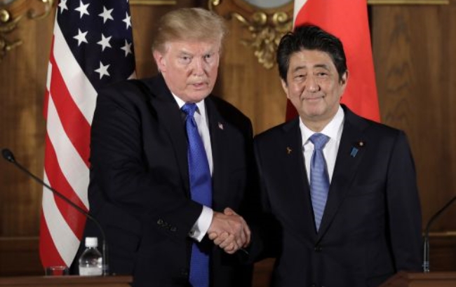트럼프 미국 대통령(왼쪽)이 G20 정상회의 기간 중 열린 미일 정상회담에 앞서 아베 신조 일본총리(오른쪽)가 악수를 나눈고 있다.