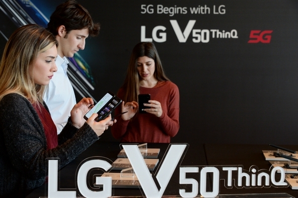 LG전자의 5G 스마트폰 V50씽큐가 국내 시장에서 좋은 반응을 보이면서 적자반전의 가능성에도 긍정적 신호를 보이고 있다. 사진은 V50을 사용해보는 사람들.