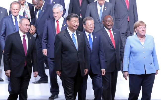 시진핑 중국 국가주석(가운데)은 이번 G20 정상회의에서 일련의 다자, 양자간 접촉을 통해 외교전에서 승리했다며 성과를 치장하고 있다.