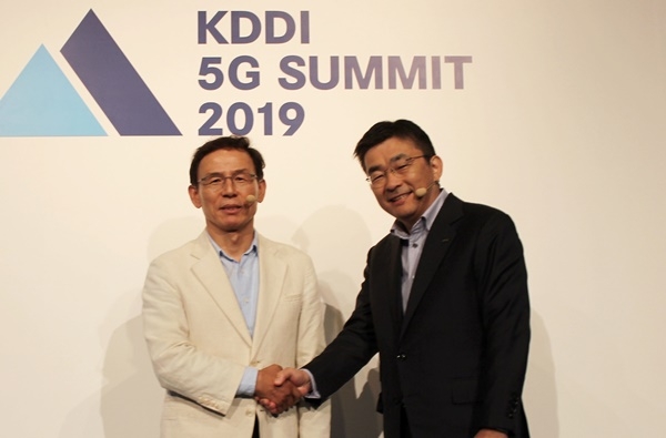 최주식 LG유플러스 기업부문장 부사장(좌측)과 다카하시 마코토 KDDI CEO가 두회사간  스마트드론 플랫폼 사업 협력 양해각서(MOU) 교환후 악수하고 있다.(사진=LG유플러스)